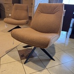 Fauteuil, cognac stof, zwart metalen onderstel